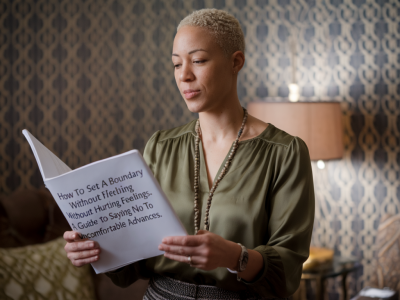Comment poser une limite sans blesser : script précis pour dire non à des avances qui vous dérangent